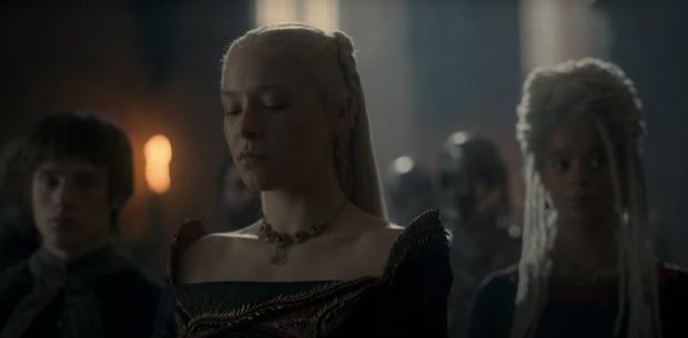 Rhaenyra Targaryen con su hijo Jacaerys Velaryon y su hijastra Baela Targaryen detrás suyo en "House of the Dragon" (Foto: HBO)