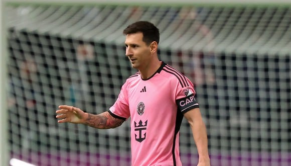 Messi anotó de penal, pero su equipo terminó perdiendo 4-3 ante Al Hilal en su tercer amistoso de pretemporada. (Foto: Fayez NURELDINE / AFP)