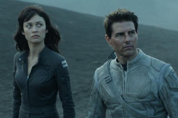 Jack and Julia in space suits on the destroyed planet Earth (Photo: Relativity Media)
