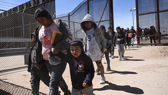 Familia cruza la frontera solicitando asilo en Estados Unidos (Foto: AFP).