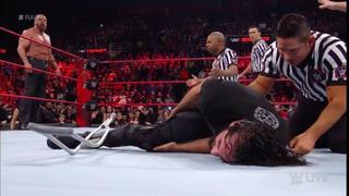 WWE: Triple H masacró a Seth Rollins con una muleta (VIDEO)