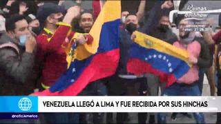 Decenas de hinchas venezolanos recibieron a su selección con alegría