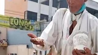 Abuelito que pide limosna le tira las monedas a conductores si le dan menos de 10 pesos [VIDEO]