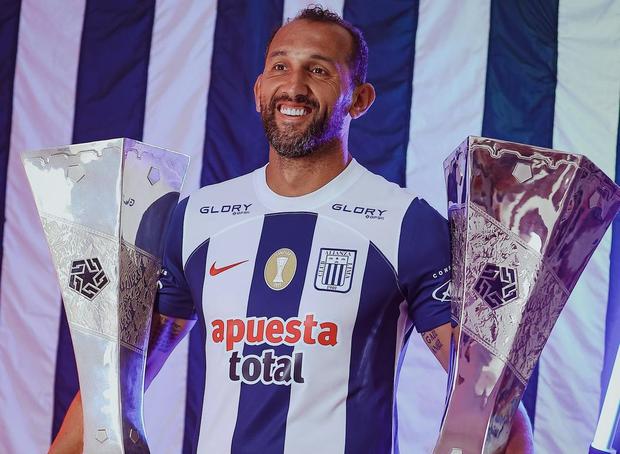 Hernán Barcos con los trofeos de la Liga 1 2021 y 2022 (Foto: Instagram/ @barcos).