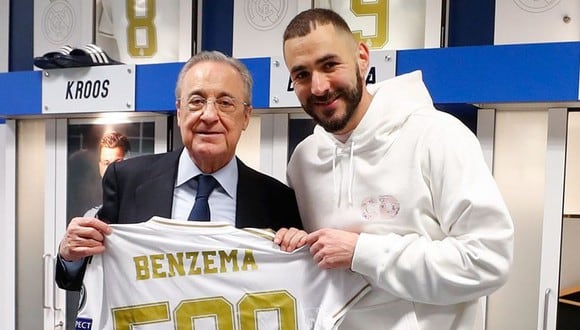 Karim Benzema recibe su camiseta por los 500 partidos con el Real Madrid. (RM)