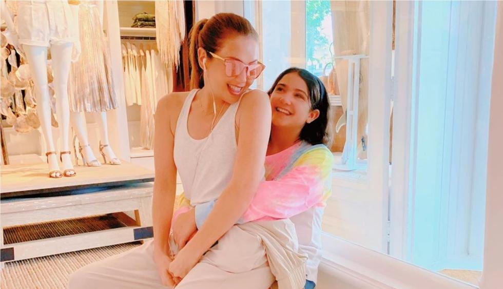 La cantante mexicana publicó una tierna foto sonriendo con su hija Sabrina, de 12 años. (Foto:thalia)