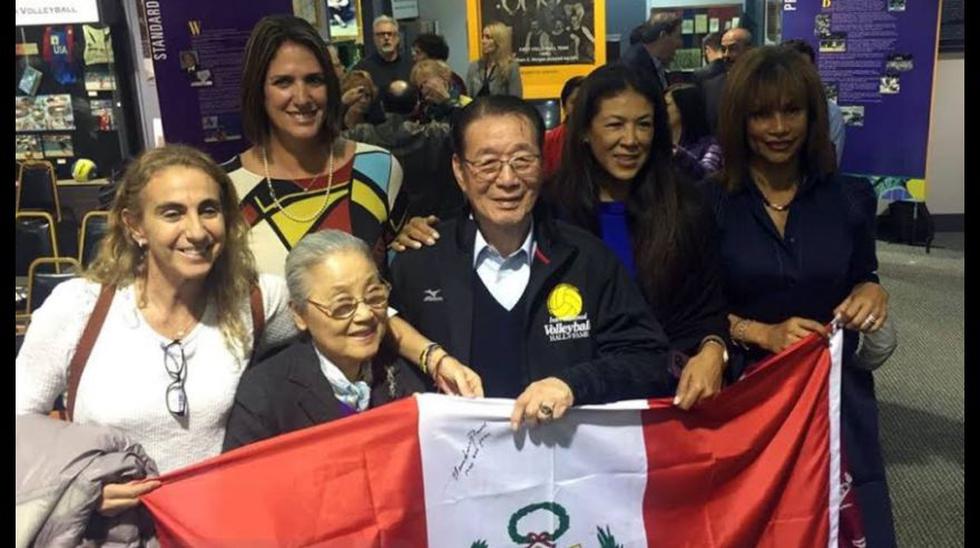 Las voleibolistas olímpicas y Mam Bok Park posaron con la bandera peruana en la ceremonia. (Facebook/Natalia Málaga)