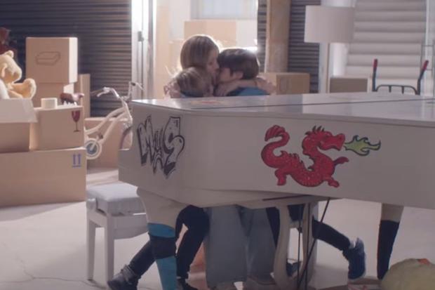 Al final del videoclip de "Acróstico", Shakira abraza a sus hijos Milan y Sasha. Los tres están sentados frente a un piano que parece haber sido decorado por los niños (Foto: Shakira / YouTube)