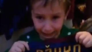 Navidad soñada: niño fanático de la Roma estalló en llanto al recibir camiseta de Edin Džeko [VIDEO]