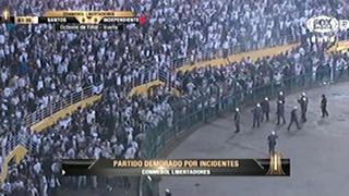 ¡Partido suspendido! La brutal pelea entre hinchas y policías en el Santos vs. Independiente