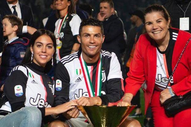 Georgina Rodríguez, Cristiano Ronaldo y la madre del futbolista (Foto: Cristiano Ronaldo / Facebook)