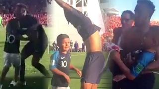 ¡Crack de Cracks! Neymar obsequió camiseta de PSG a niño que saltó de tribuna [VIDEO]