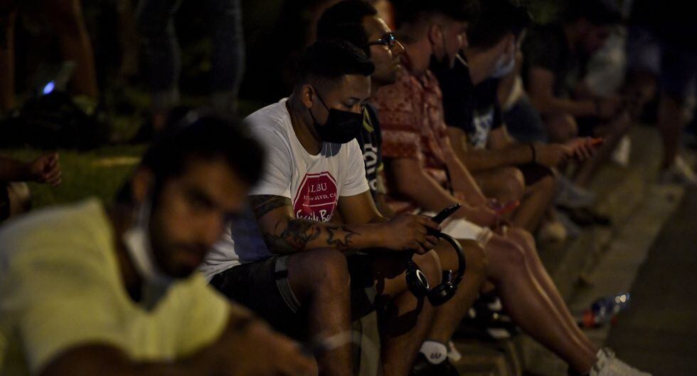 Los hinchas evidencian su tristeza en las afueras del Camp Nou tras el adiós de Lionel Messi. (Foto: AFP)