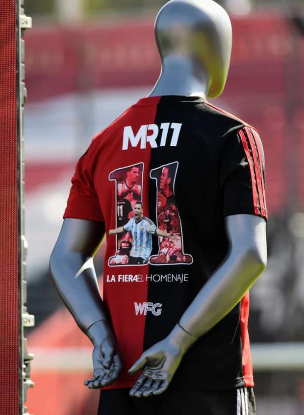 Saint, el niño que se quedó con la camiseta de Lionel Messi en el soñado  debut