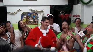 Aldo Corzo se vistió de Papá Noel y sorprendió a pequeños del albergue Virgen del Carmen de Chorrillos [VIDEO]