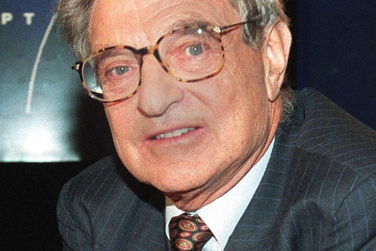 George Soros está en la ubicación 6 de los poderoso que da su dinero a causas filantrópicas. Aquí, antes de la grabación de un programa de televisión en París en noviembre de 1996 (Foto: Michel Gangne / AFP)