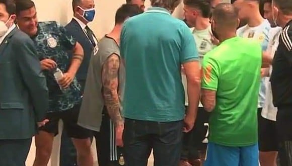 Dybala, Messi y compañeros de Argentina en la suspensión del partido. (Foto: Agencias)
