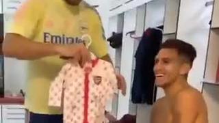 La nueva piel le queda entallada: Lucas Torreira fue ‘troleado’ por Aubameyang con prenda de bebé [VIDEO]