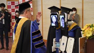 Alumnos asisten a su graduación de manera virtual manejando robots desde sus hogares para respetar la cuarentena