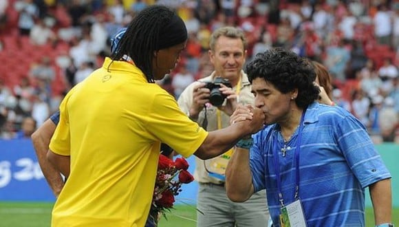 Diego Maradona espera que Ronaldinho lo visite antes que viaje Barcelona