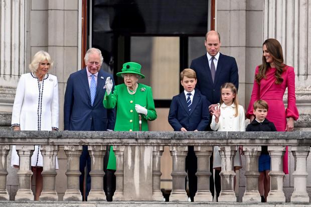 La reina Isabel II de Gran Bretaña (3ra L) se encuentra en el balcón del Palacio de Buckingham con (desde la izquierda) Camilla de Gran Bretaña, Duquesa de Cornualles, Príncipe Carlos de Gran Bretaña, Príncipe de Gales, Príncipe George de Cambridge de Gran Bretaña, Príncipe William de Gran Bretaña, Duque de Cambridge, Princesa Charlotte de Gran Bretaña de Cambridge, la británica Catherine, la duquesa de Cambridge y el príncipe Luis de Cambridge de Gran Bretaña al final del concurso de platino en Londres el 5 de junio de 2022 como parte de las celebraciones del jubileo de platino de la reina Isabel II. (Foto de Leon Neal / PISCINA / AFP)