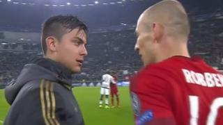 Arjen Robben le pidió la camiseta a Paulo Dybala tras partido (VIDEO)
