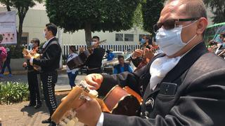 México lindo y querido: mariachis llevan serenata a pacientes y personal médico que lucha contra el COVID-19 