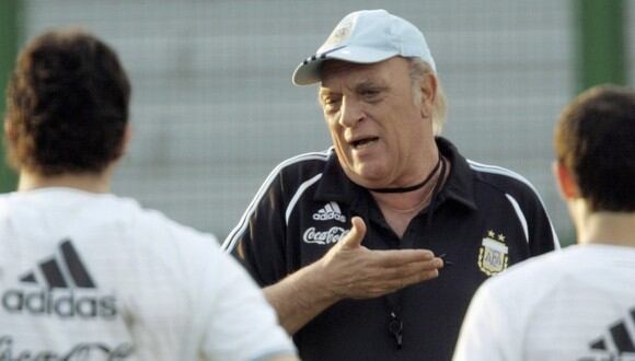 Alfio Basile es el único técnico que dirigió a Diego Maradona y Lionel Messi. (Foto: AFP)