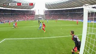 Árbitro del Bayern Munich-Hertha Berlín cobró penal, revisó con el VAR y se retractó [VIDEO]