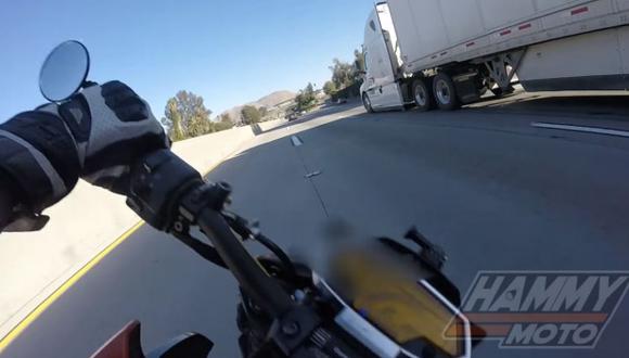 El motociclista paso por entre las ruedas posteriores del camión y las del trailer. (Video: YouTube)