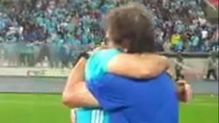El fútbol da revanchas: el abrazo fraterno de Mario Salas a Renzo Revoredo [VIDEO]