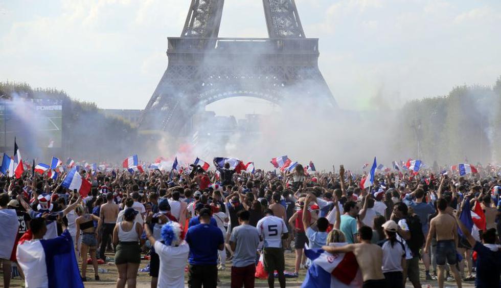 Miles de franceses celebran en la torre Eiffel la victoria de su selección en Rusia 2018. (Foto: AP)