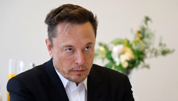 Elon Musk comienza a tomar medidas ante la caída del servicio en Twitter. (Photo by Ludovic MARIN / POOL / AFP)