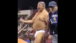 Una locura: hincha de Lanús casi se desnuda en estadio por darle la vuelta a River Plate [VIDEO]
