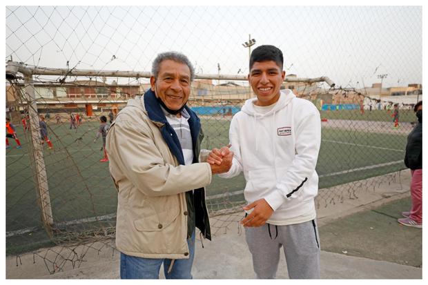 Piero Quispe con Héctor Chumpitaz, leyenda del fútbol peruano, y fundador de la academia 'Héctor Chumpitaz' en 2003.