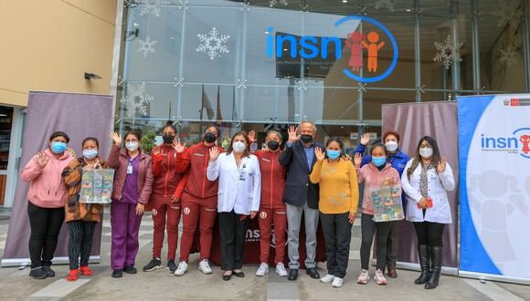 Las jugadoras de Universitario asistieron al INSN para llevar un mensaje de aliento y algunas donaciones.