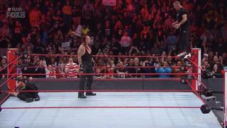¡Tremenda sorpresa! The Undertaker regresó a RAW para salvar a Roman Reigns [VIDEO]
