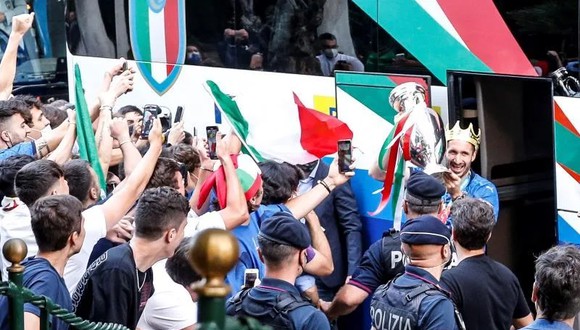 Chiellini muestra el trofeo de campeón de Eurocopa a los aficionados italianos. (Foto: EFE)