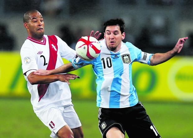Messi durante el partido contra Perú y Argentina en 2012. (AFP)