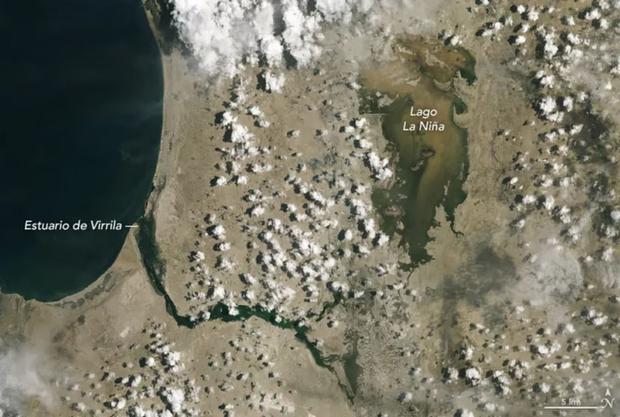 Imagen de la laguna La Niña en Sechura, Piura, captada por el satélite Landsat 9, después de las lluvias más fuertes en el norte (Foto: NASA)