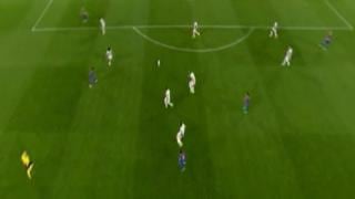 Messi se lució con un espectacular pase entre seis, pero Iniesta falló lo imposible