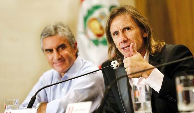 Ricardo Gareca con Juan Carlos Oblitas en rueda de prensa.  (Foto: FPF)