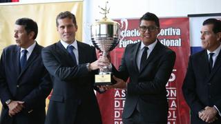 Alianza Lima recibió copa de campeón del Torneo Apertura