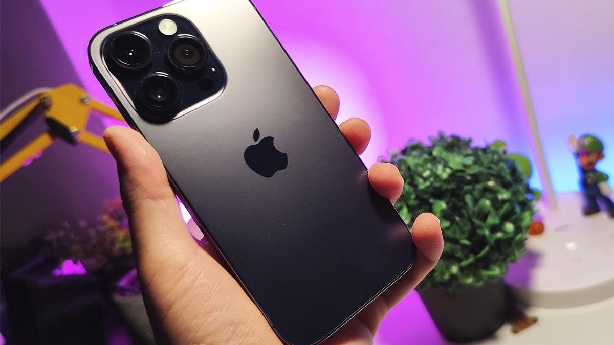 Rumores apuntan a un iPhone 15 más ecológico: adiós a la silicona en sus  accesorios - HTCMania