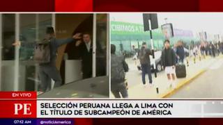 Selección Peruana: Christian Cueva saltó baranda ante el asedio de hinchas a su llegada a Lima [VIDEO]
