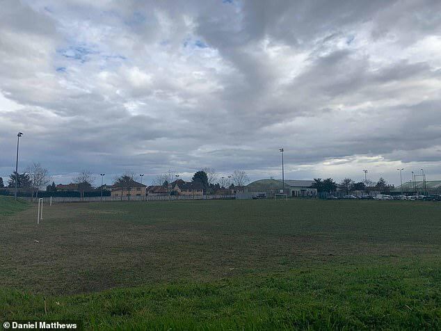 Benzema creció en Bron-Terraillon, un barrio humilde al este de la ciudad de Lyon. En esta cancha anotó sus primeros goles. (Daniel Matthews/Daily Mail)