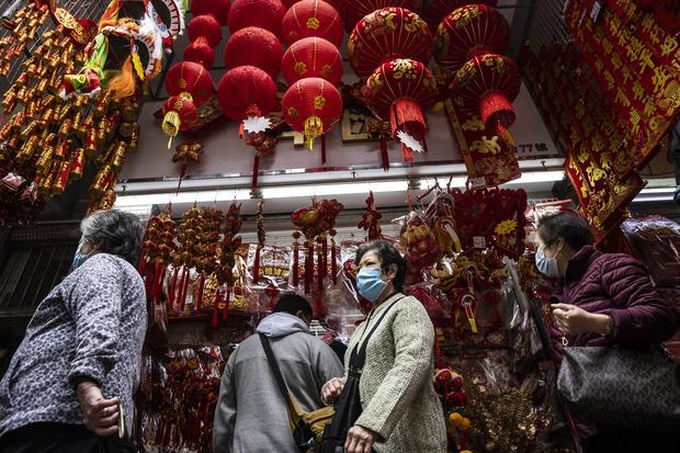 La gente mira las decoraciones a la venta en Hong Kong el 12 de enero de 2023 antes del Año Nuevo Lunar del Conejo, que cayó el 22 de enero (Foto referencial de ISAAC LAWRENCE / AFP)