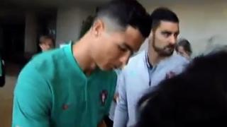 ¿Y Juventus? La curiosa reacción de Cristiano Ronaldo cuando le piden firmar camiseta del Real Madrid [VIDEO]