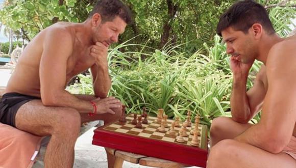 El 'Cholo' y Gio en la partida de ajedrez que causa revuelo en redes. (Foto: Instagram Diego Simeone).