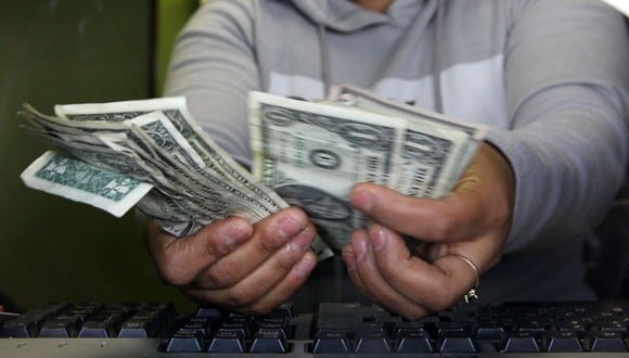 Reuters agregó que el tipo de cambio podría fluctuar en la sesión entre las 19.82 y 19.96 pesos mexicanos, según ha estimado los operadores. (Foto: AFP)